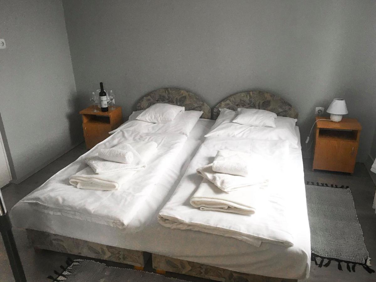 Hotel Tompos Vendeghaz Es Pince Villány Zewnętrze zdjęcie