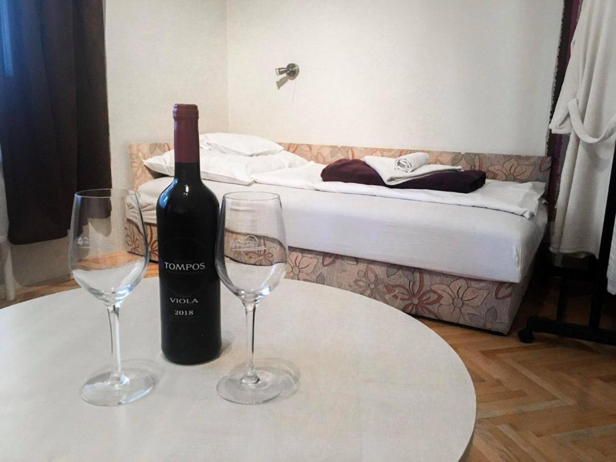 Hotel Tompos Vendeghaz Es Pince Villány Zewnętrze zdjęcie